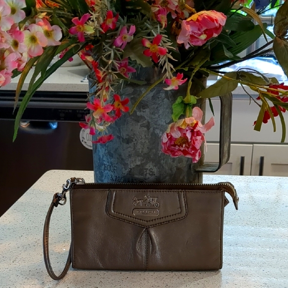Coach Silver Leather Wristlet CLOSING CLOSET - Picture 1 of 12